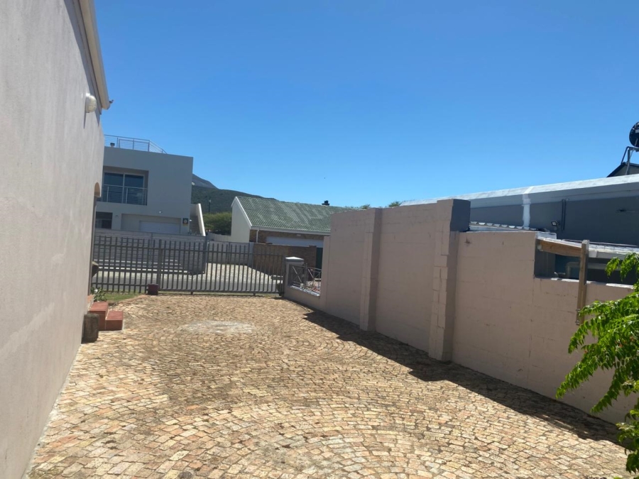 3 Bedroom Property for Sale in Sandbaai Western Cape